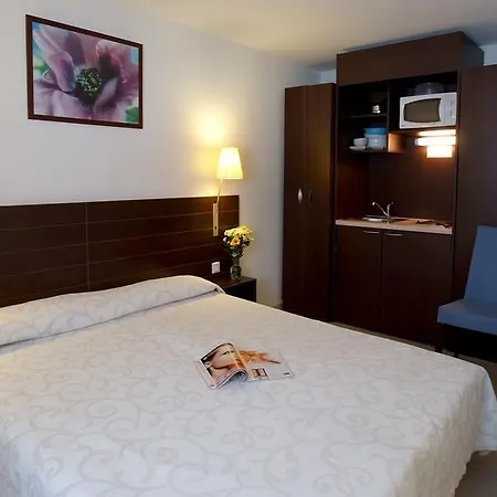 圣让公寓式酒店 2* 卢德